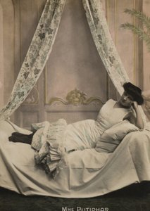 Fille allongée - French Photographer